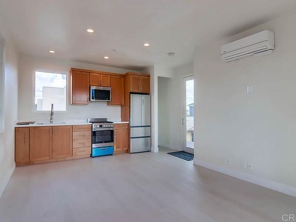 5th image of 3061 Martin Ave