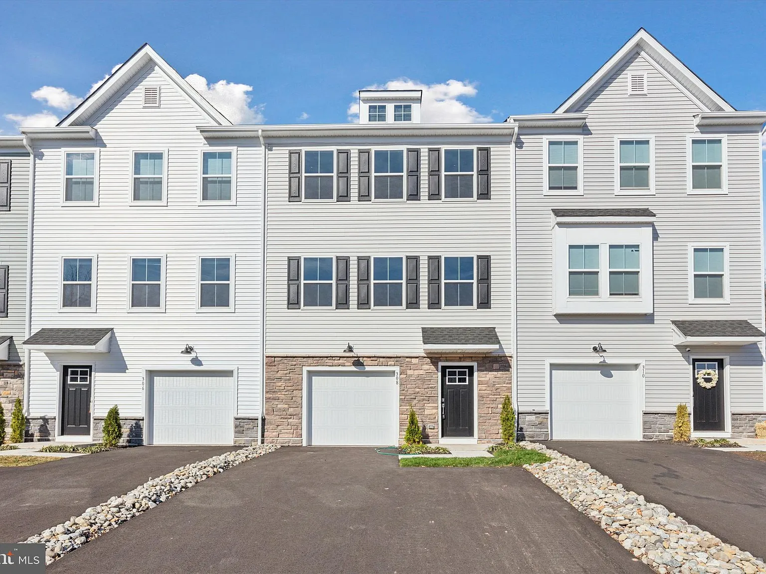 3 bed, 4.0 bath, 2361 sqft, $3,000 — Photo 1