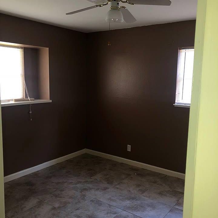 1st image of 907 Effie St