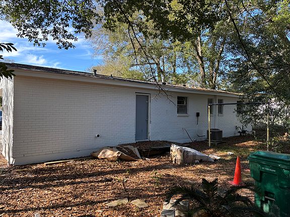 3rd image of 801 Newport Dr