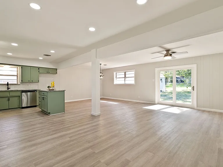 609 S Farmington Rd — Photo 10