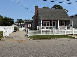 300 Beachview St, Copiague, NY 11726