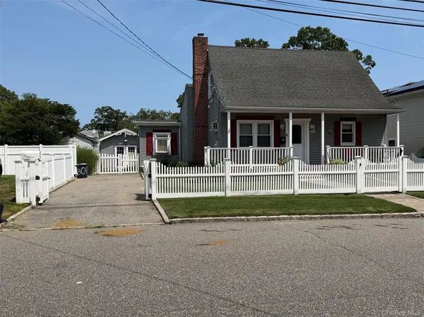 300 Beachview Street, Copiague, NY 11726