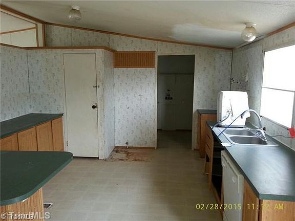 4th image of 1035 Charlotte Ln