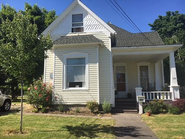 165 NE Jackson St #ROOM FOR RENT