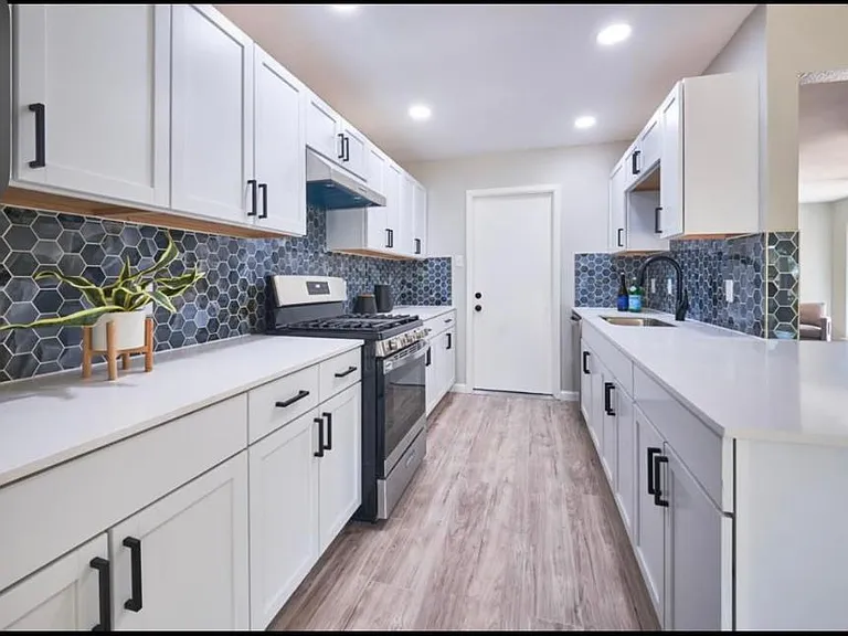2207 Galway St — Photo 13