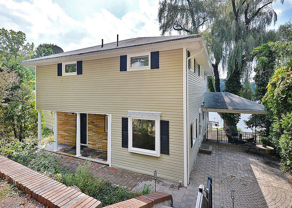 Lakefront 4 bd/2ba Colonial