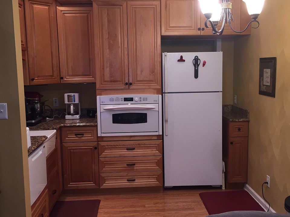 Beautiful kitchenette with island (recently included)