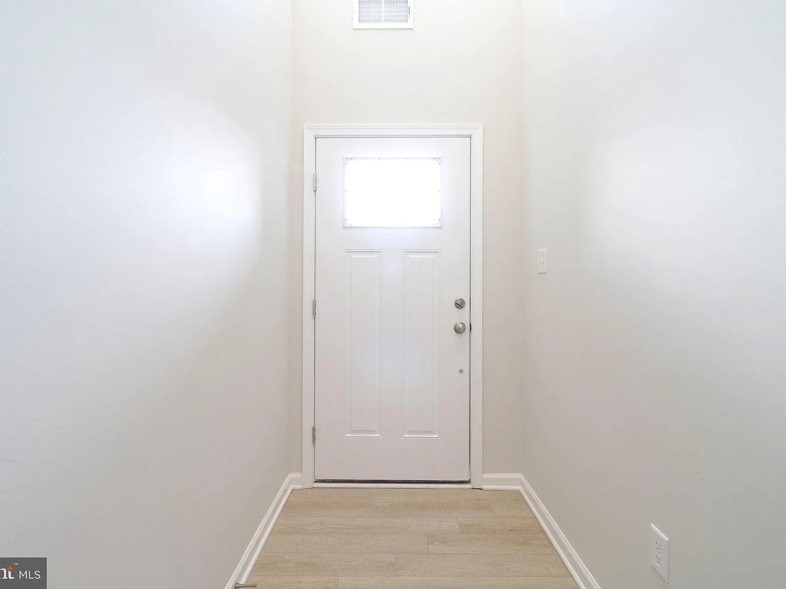 3 bed, 3.5 bath, 2210 sqft, $2,900 — Photo 2