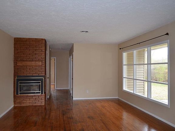 3rd image of 1320 Crawford Dr