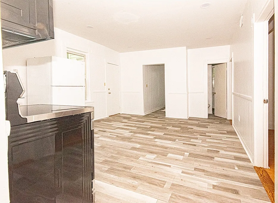 3 bed, 1.0 bath, 1000 sqft, $2,600 — Photo 4