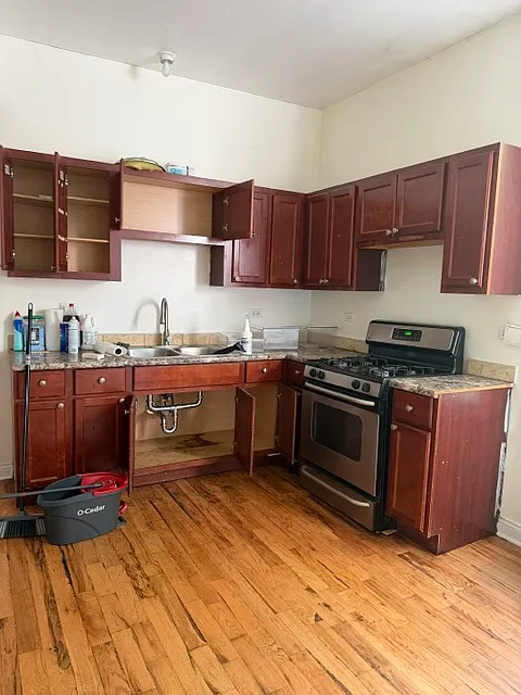 3 bed, 1000 sqft, $1,600 — Photo 2