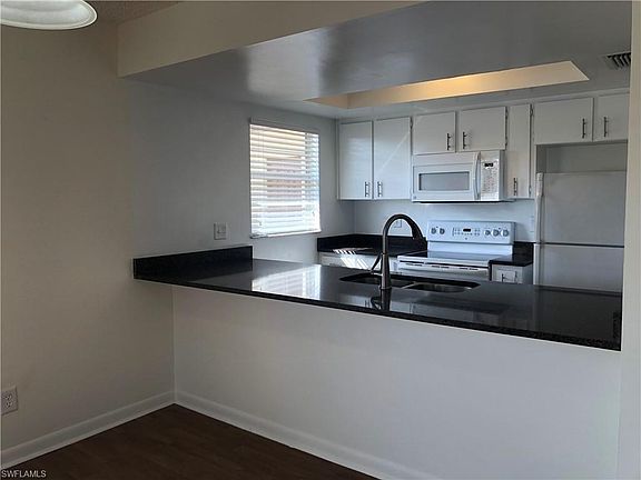 3rd image of 636 SE 13th Pl APT 6