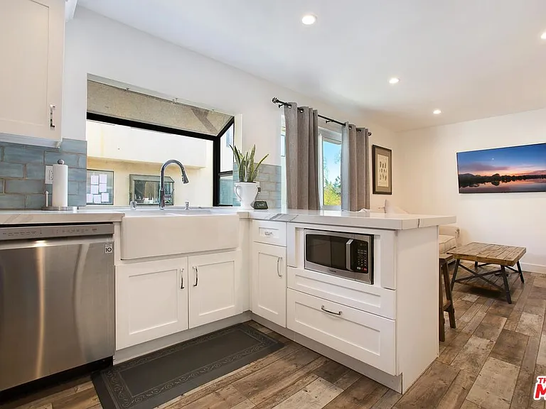 18755 Hatteras St #16 — Photo 14