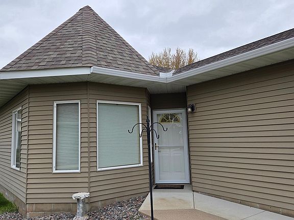 3rd image of 165 Cardinal Ln