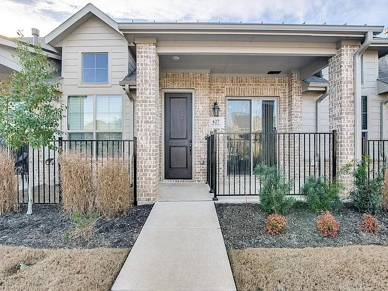 627 Oakridge Dr — Photo 1