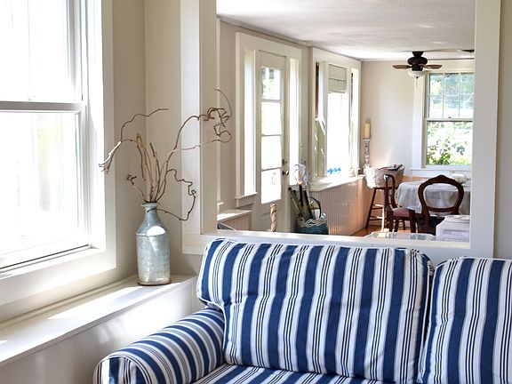 Open and bright dining to living area