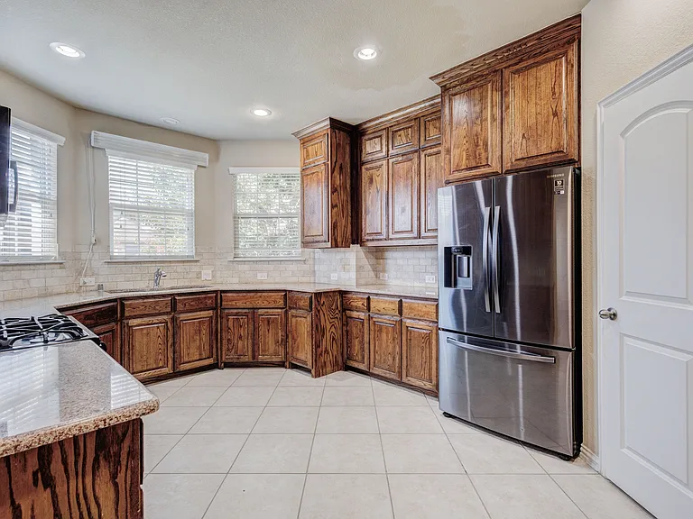 1020 Paradise Cv — Photo 6