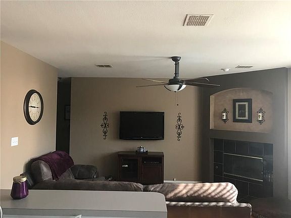 5th image of 2403 Basswood Dr