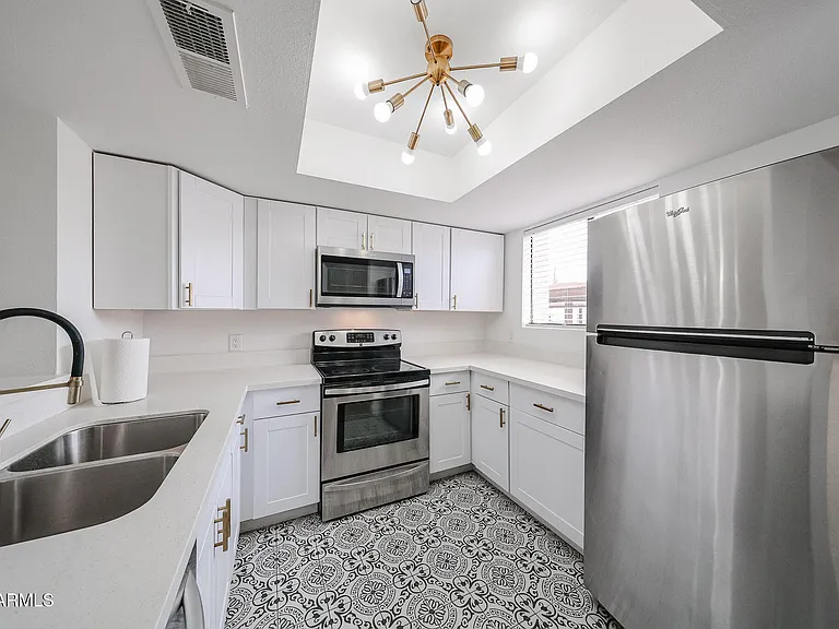 812 W 14th St — Photo 8