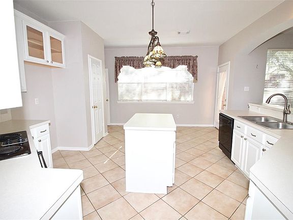 5th image of 15303 Amesbury Ln