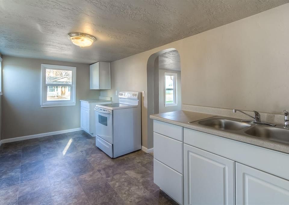 1st image of 402 E Galveston St