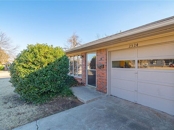 3rd image of 2524 Huntleigh Dr