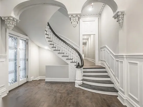 2010 Walnut St APT 3F, Philadelphia, PA 19103
