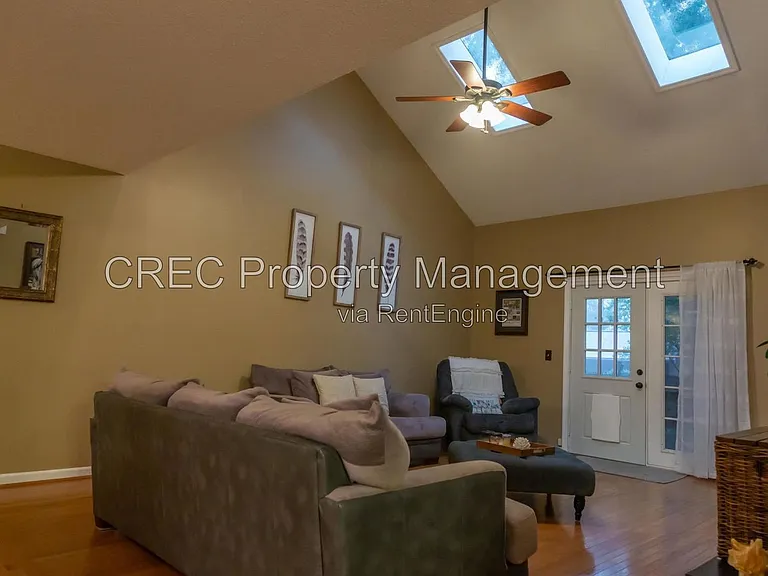 114 Queensbury Cir — Photo 3