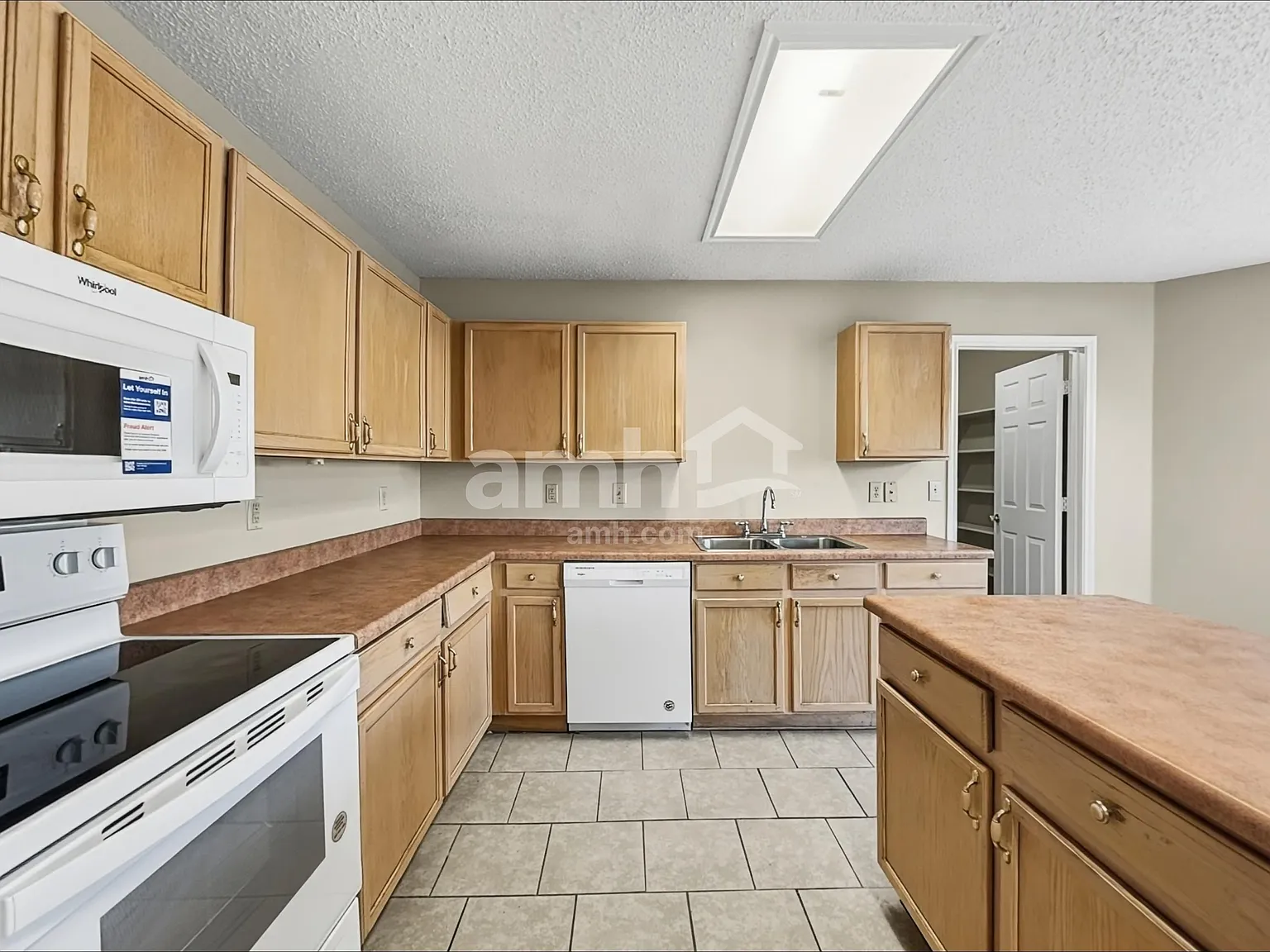 4 bed, 2.5 bath, 2576 sqft, $2,095 — Photo 4