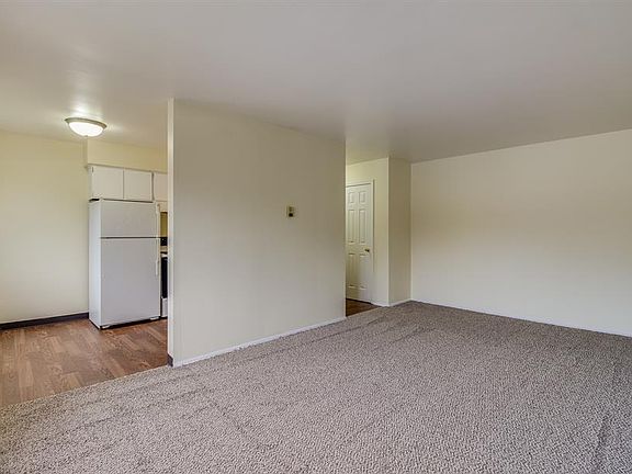 5th image of 3225 Holiday Dr Unit 5