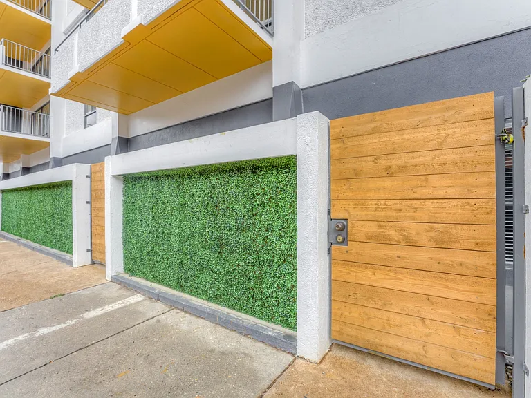 Iris Luxury Apartments — Photo 32