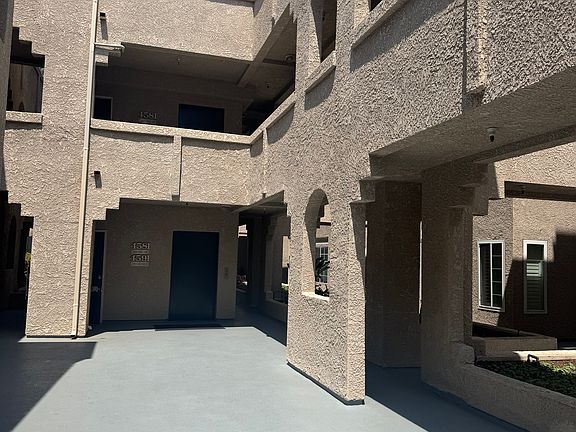 Courtyard to front of building