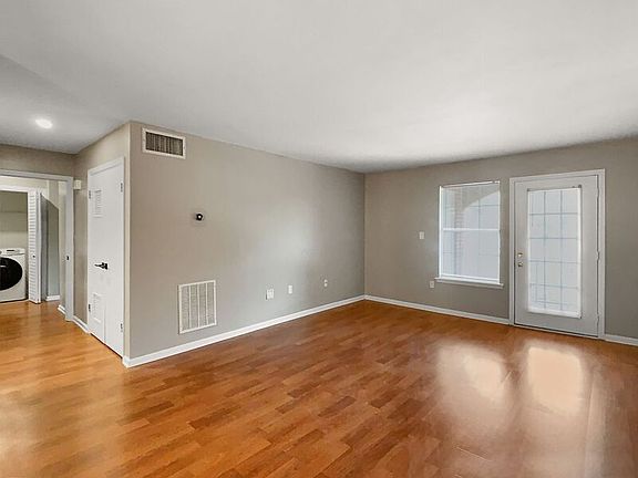 3rd image of 2515 Veterans Memorial Pkwy APT 221