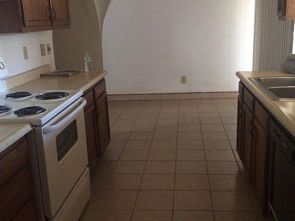 5th image of 1762 McRae Ave