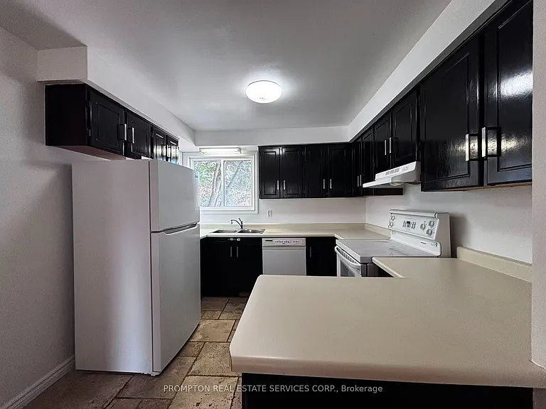 22 Poplar Cres — Photo 7