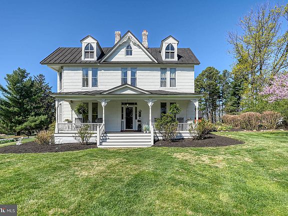 5th image of 3275 Fox Valley Dr S
