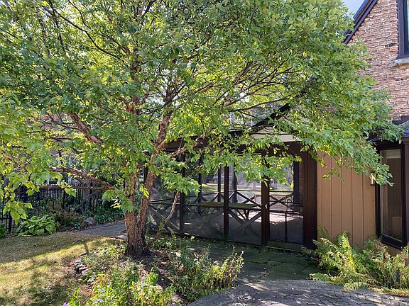4th image of 445 Oakdale Ave