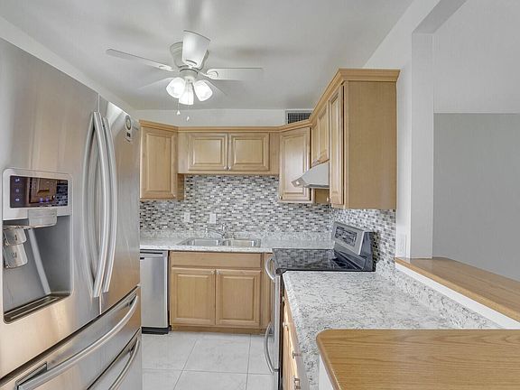 3rd image of 136 Somerset G