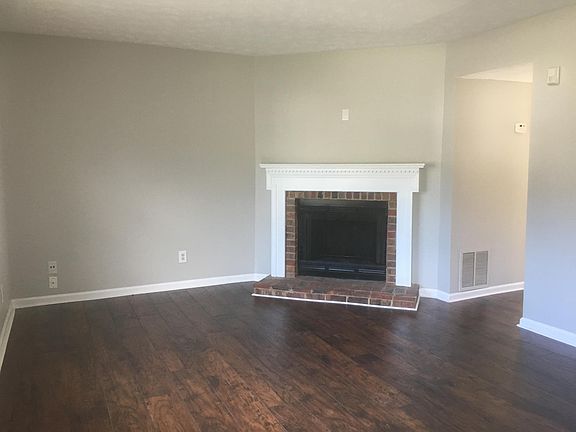 Livingroom- Non Working Fireplace