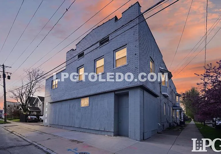 1734 Arlington Ave — Photo 1