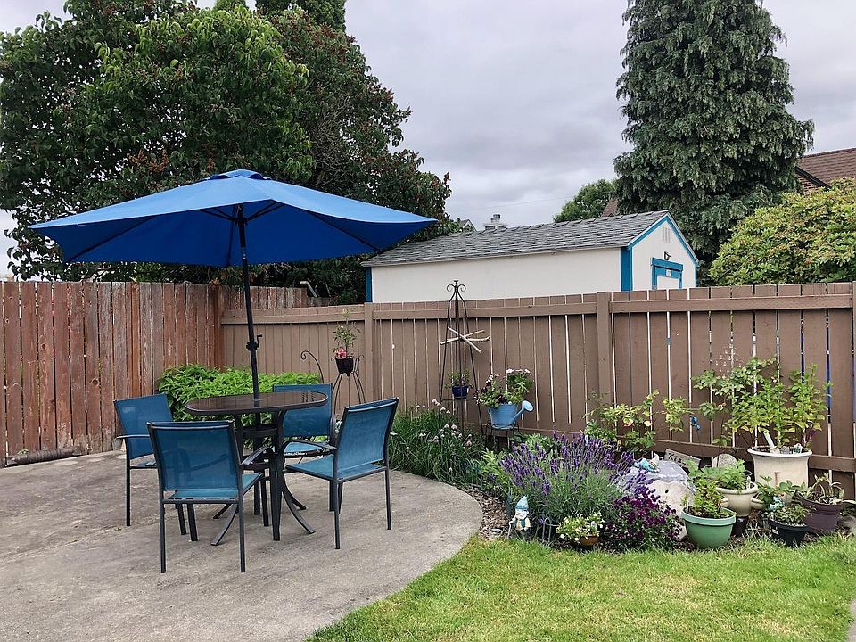 Shared backyard - peaceful place to relax and enjoy the summer evenings.