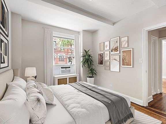 4th image of 325 W 45th St APT 208