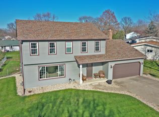 920 Robinhood Ln, Ottawa, IL 61350