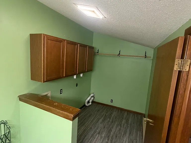 3301 Canterbury Dr — Photo 9