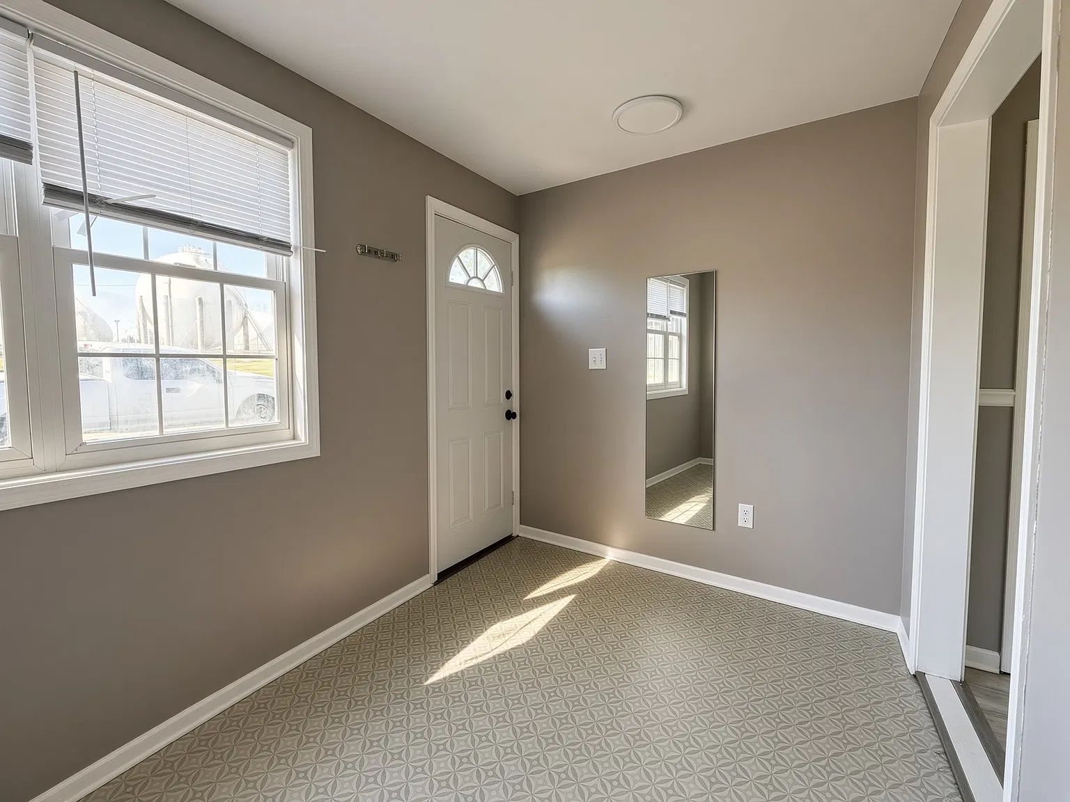 3 bed, 880 sqft, $1,400 — Photo 4