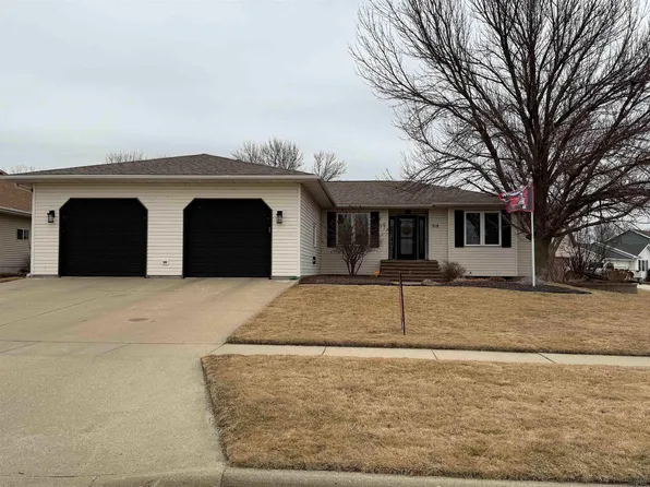 318 Saint Andrews Ct, Vermillion, SD 57069
