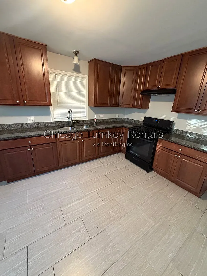3 bed, 1.0 bath, 1287 sqft, $2,400 — Photo 3