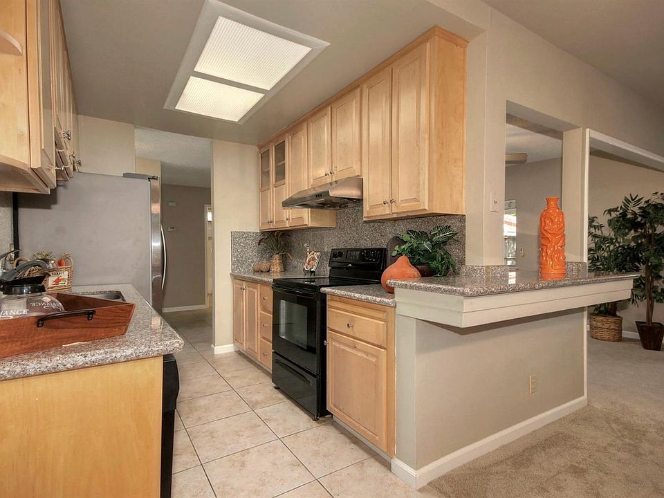 2nd image of 810 Braddock Ct #1
