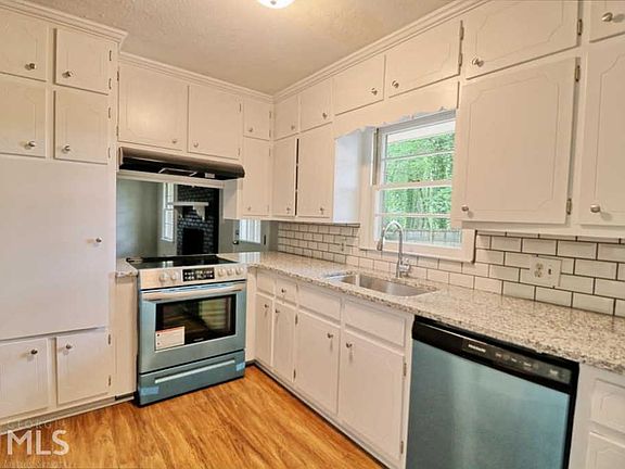 5th image of 2279 Valley Dr